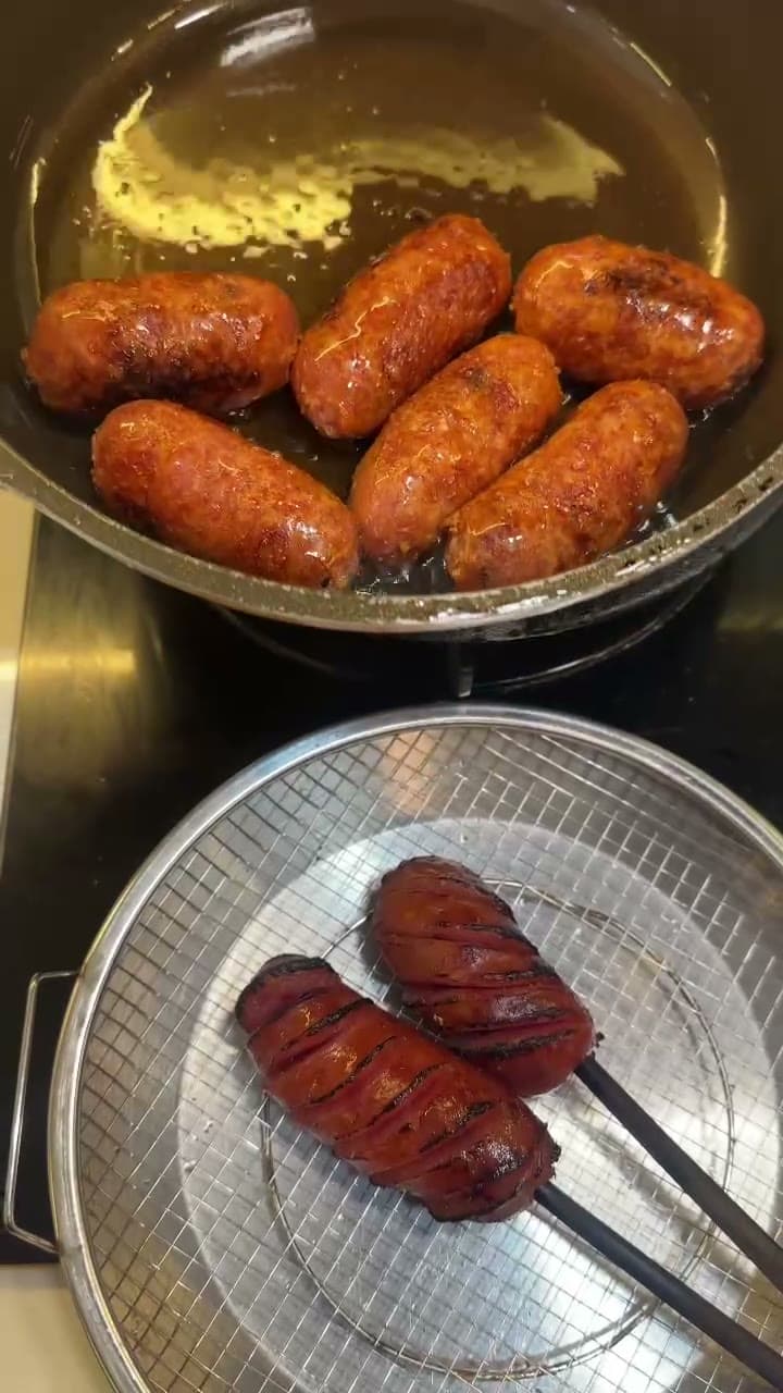 Lạp xưởng đang được chiên vàng trong chảo